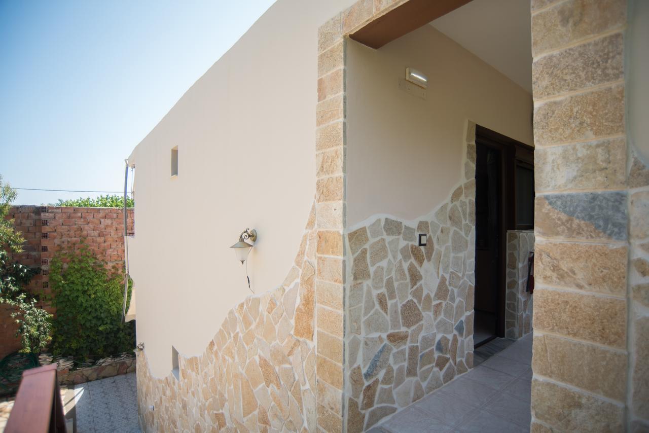 Ferienwohnung Ta Kavourakia Mikros Gialos Exterior foto