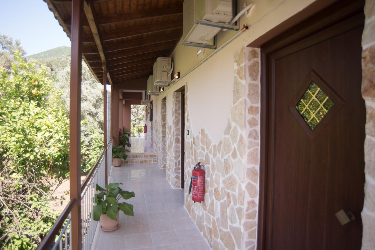 Ferienwohnung Ta Kavourakia Mikros Gialos Exterior foto